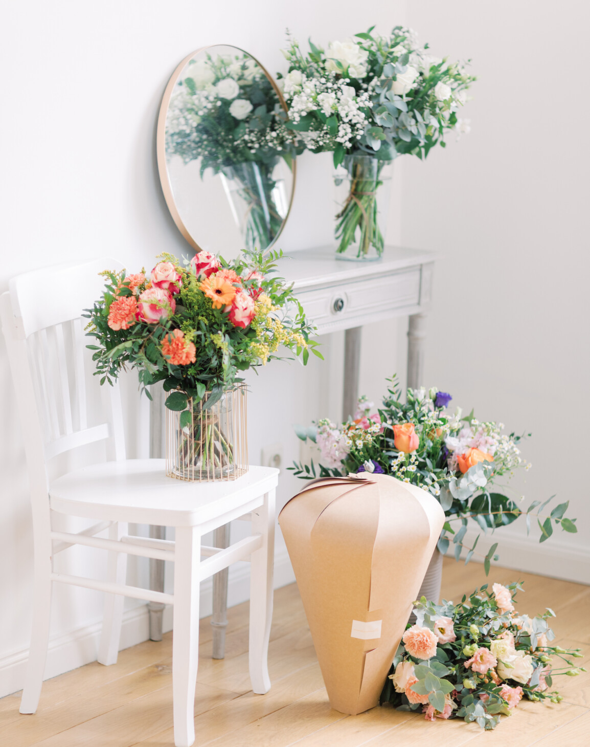 4 Sträuße mit frischen Schnittblumen in einer weißen Wohnung in Wavre